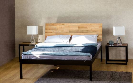 Łóżko drewniane z ramą metalową "Eri" z jednym szczytem