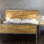 Łóżko drewniane z ramą metalową "Hitomi" z dwoma szczytami